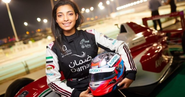آمنة القبيسي أول فتاة عربية إماراتية تشارك في سباقات الفورمولا4